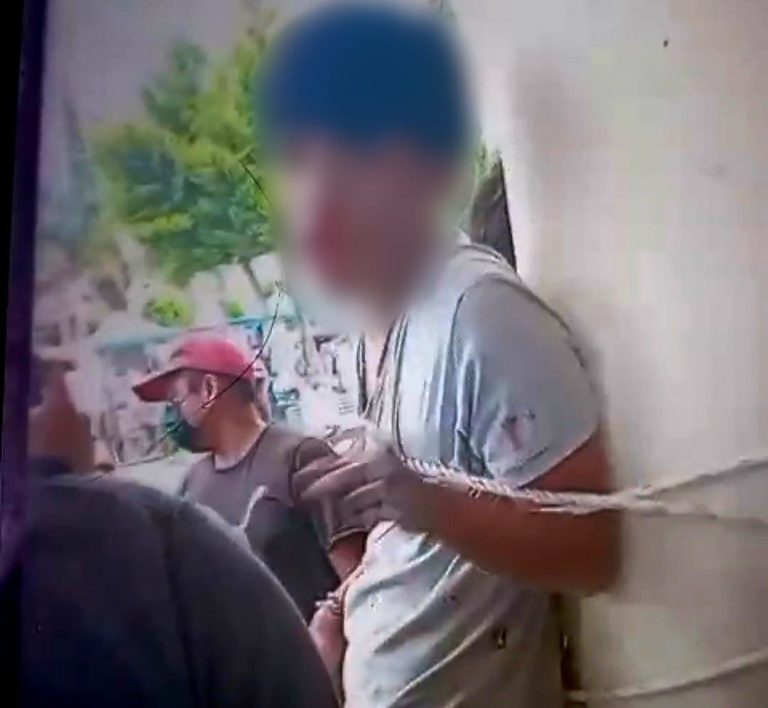 Comuneros tratan a linchar a dos presuntos extorsionadores en San Lorenzo, Uruapan