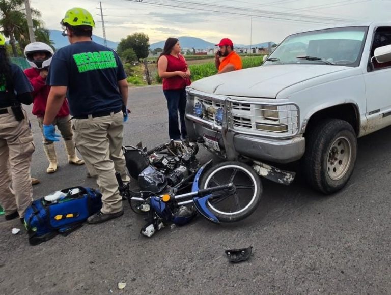 Camioneta embiste a motociclista adolescente en Zamora