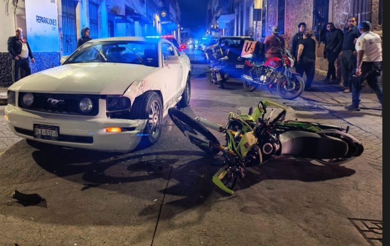 Pareja en moto queda herida tras chocar contra auto deportivo en el centro de Morelia