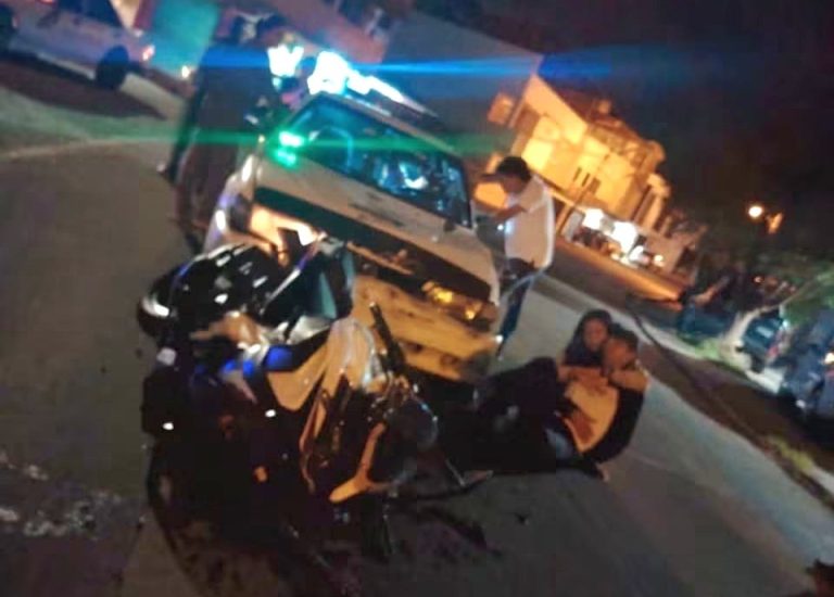 Dos motociclistas heridos tras choque contra un taxi, en Uruapan