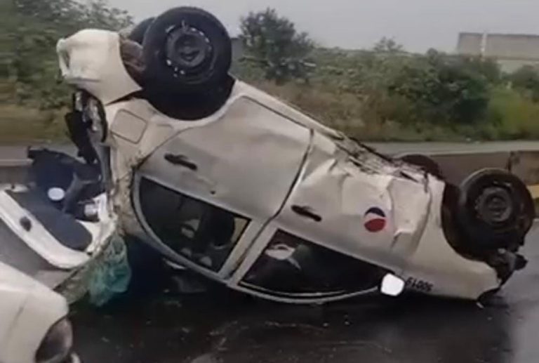 Auto de refresquera vuelca en la carretera Morelia-Pátzcuaro; conductor sale ileso