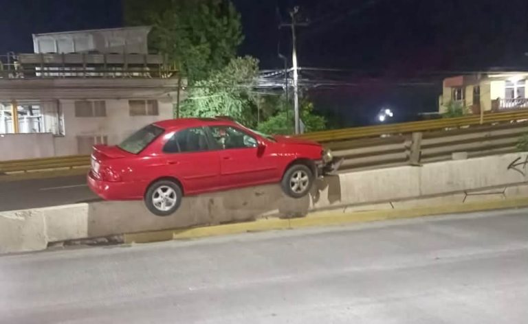 Tres heridas tras choque de auto contra puente a desnivel, en Uruapan