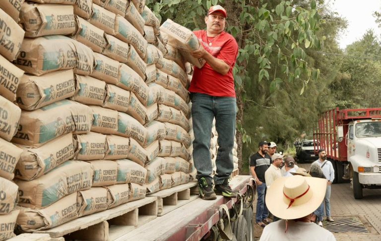 Avanza la entrega de 488 toneladas de cemento para canales de riego en Uruapan y Taretan