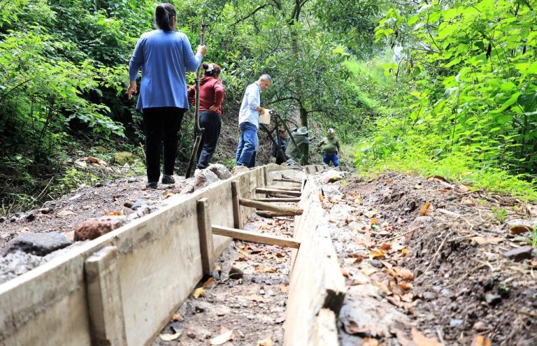 Supervisan obras de rehabilitación de canales de riego en Zitácuaro