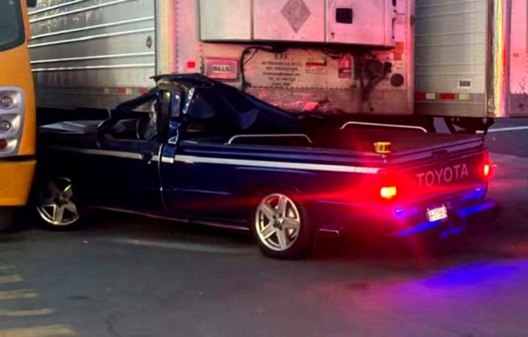 Camioneta impacta y se incrusta en contenedor de tráiler estacionado