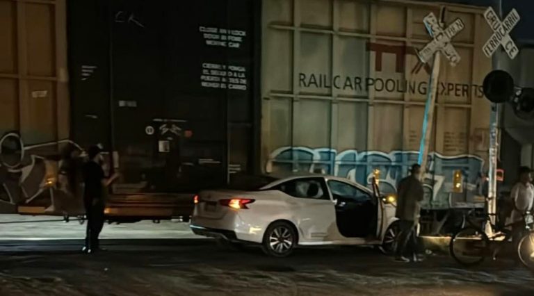 Auto es impactado por el tren en Morelia