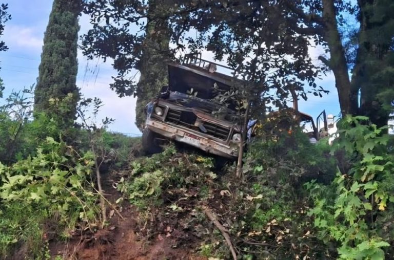 Volcadura de camioneta deja un muerto en el municipio de Tlalpujahua