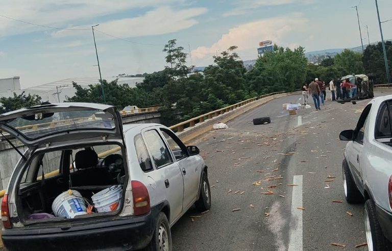 Se registra volcadura de camioneta en el Libramiento Norponiente de Morelia