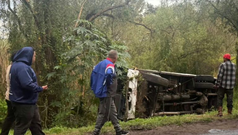 Vuelca camión cerca del Balneario de Cointzio, en Morelia