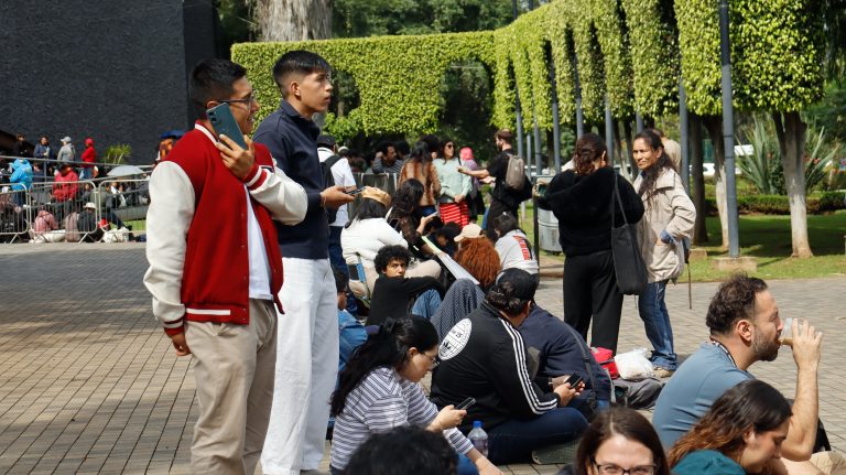 ¡Guillermo del Toro ya está en Morelia!; Jóvenes hacen fila para su charla magistral en el FICM
