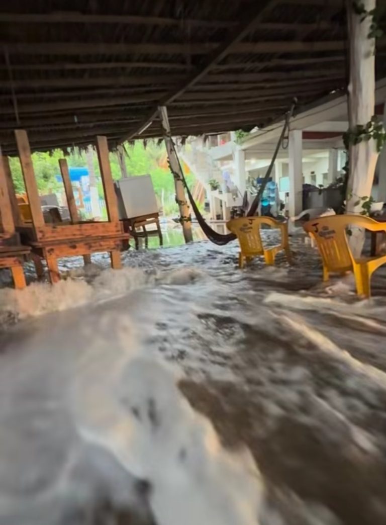 Huracán “Trudy” ocasiona algunas afectaciones a enramadas y lluvias en la costa michoacana