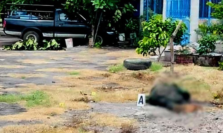 Hallan a hombre sin vida junto a un arma larga en Apatzingán