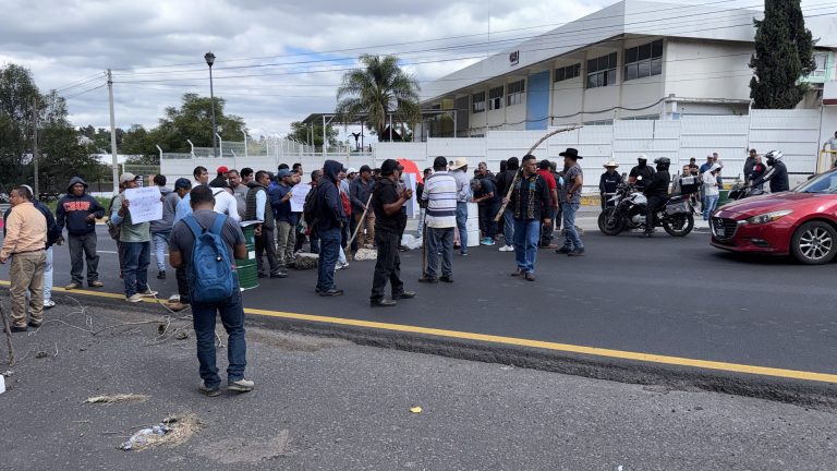 Comuneros de la zona lacustre bloquean libramiento e INPI, exigen recursos para Noche de Muertos