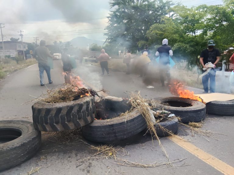 Con quema de llantas y bloqueo carretero denuncian desaparición de 4 personas en Buenavista
