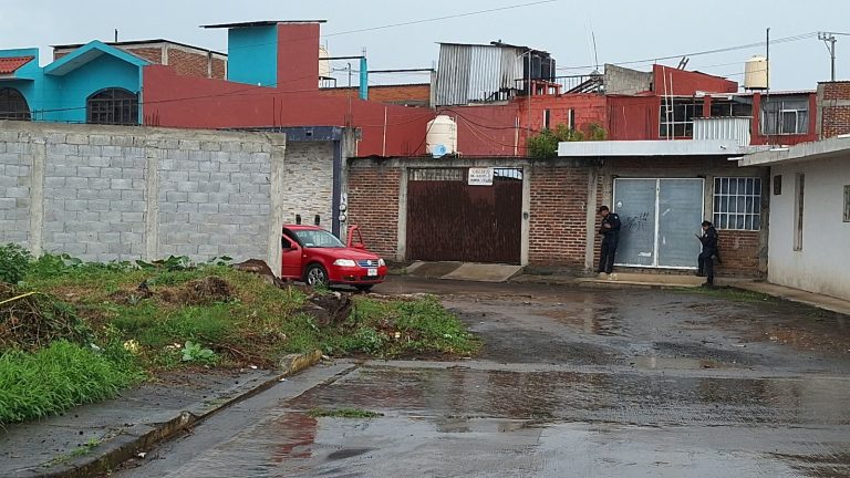 Balean a pareja en un vehículo al oriente de Uruapan; el hombre falleció 