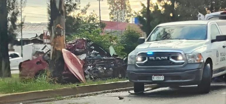 Choque de auto contra árbol en el Libramiento Norte de Morelia deja un muerto y un herido 