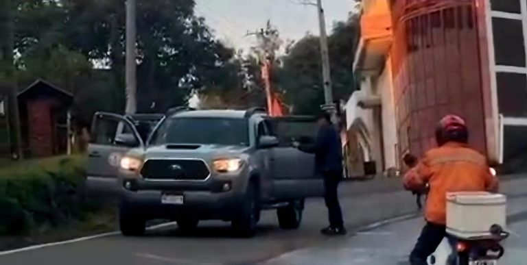 A punta de pistola roban camioneta a su propietario, en la carretera Uruapan-San Juan Nuevo