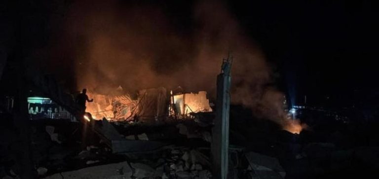 Explosión deja vivienda calcinada en Buenavista Tomatlán; investigan posible almacenamiento de explosivos