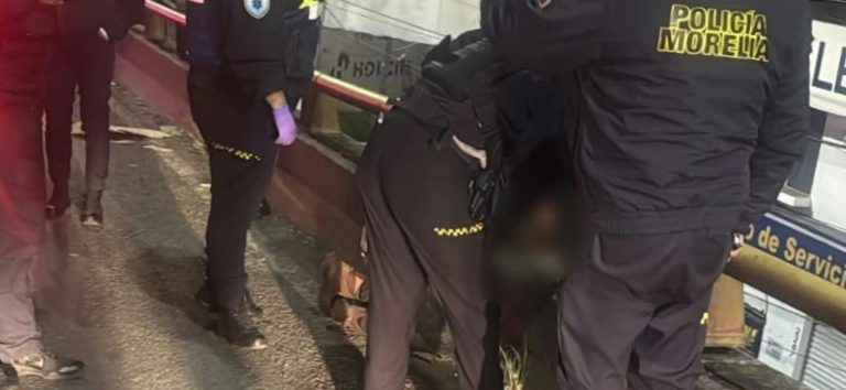 Hallan a hombre muerto y recargado en barandal de un puente del Libramiento Norte de Morelia