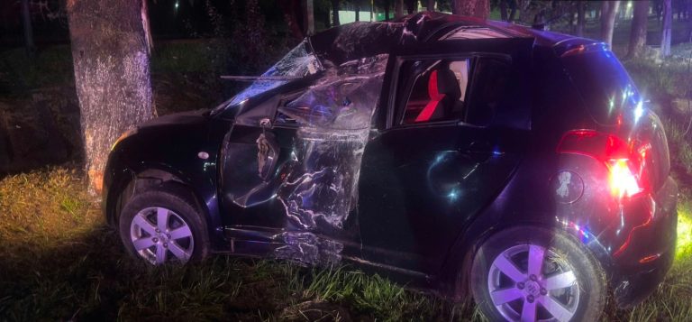 Choque de auto contra árbol deja un muerto y dos heridos en el Libramiento Norte de Morelia 