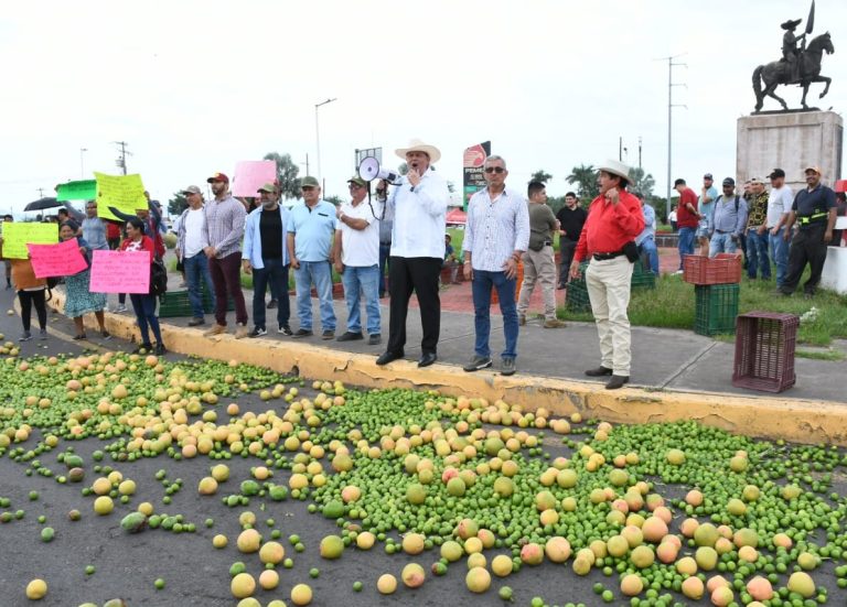Con bloqueo en Cuatro Caminos, acusan al gobierno estatal de despojo de una empacadora de frutas