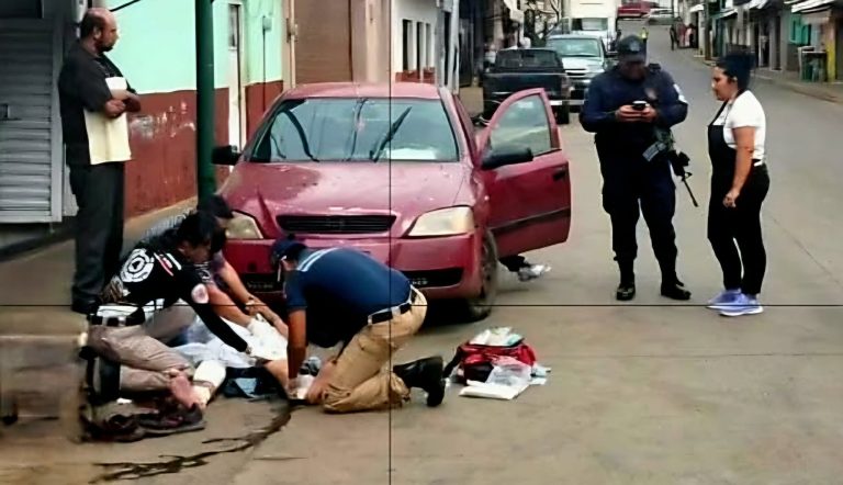 Sujeto se resiste a ser trasladado a centro de rehabilitación y apuñala a dos hombres