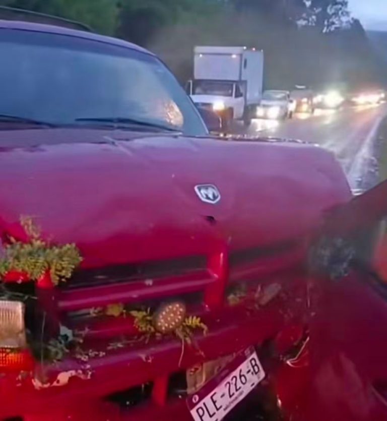 Cinco heridos, saldo de choque entre auto y camioneta en la carretera Uruapan-Paracho