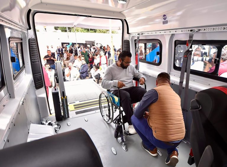 Garantizan transporte gratuito para continuidad en terapias de personas con discapacidad
