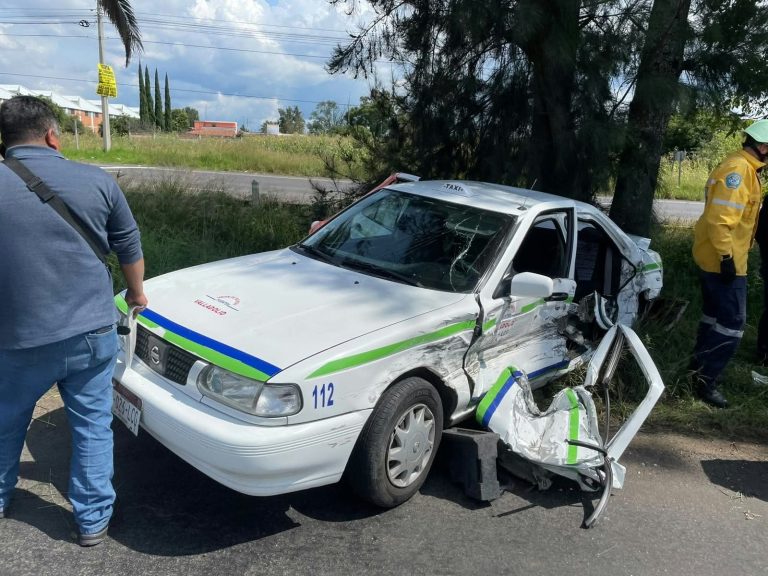 Choque entre taxi y auto particular deja tres heridos en la carretera Morelia-Pátzcuaro