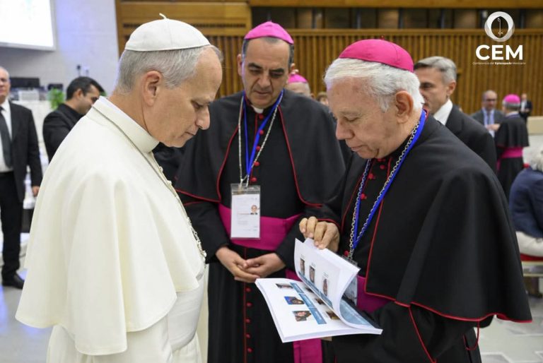 Entregan obispos de México al Papa León libro con rostros e historias de miles de desaparecidos