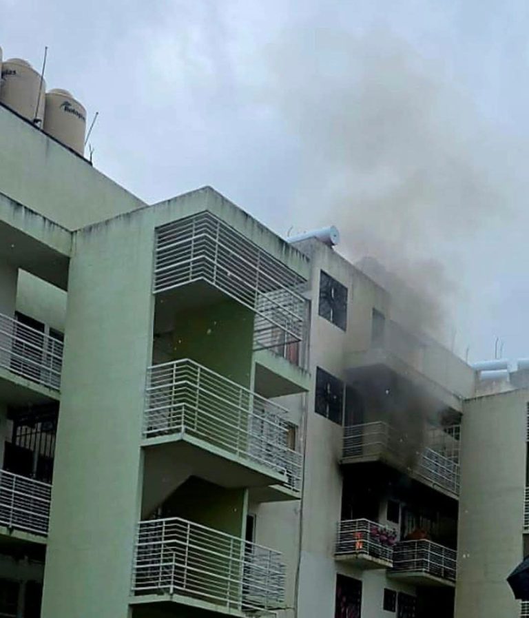 Se registra incendio en departamento de Villas Oriente, en Morelia