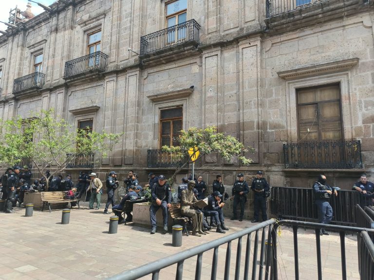 Blindaje policial por protestas provoca caos vial en el corazón de Morelia