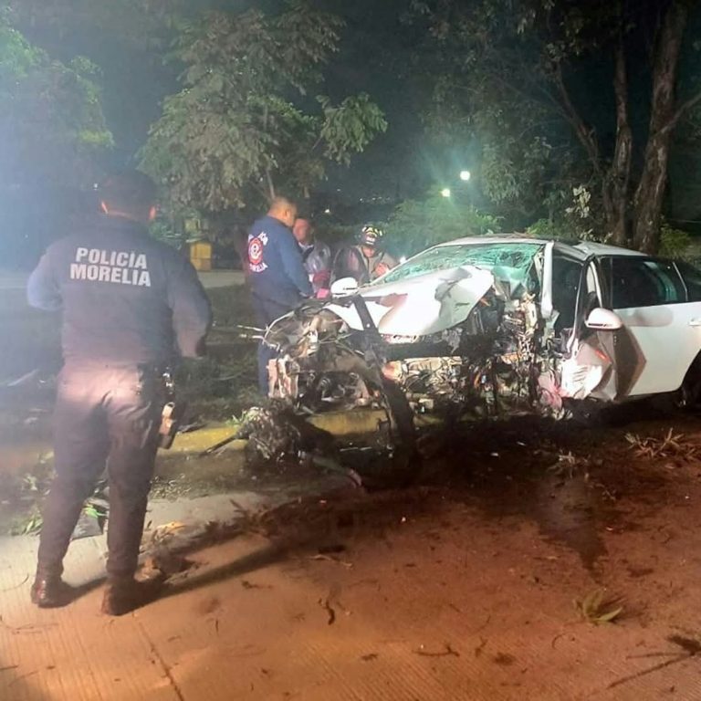 Auto choca contra árbol en el Libramiento Poniente de Morelia; hay un lesionado