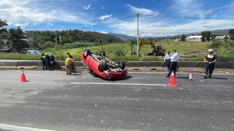 Vuelca camioneta sobre la carretera Morelia-Salamanca