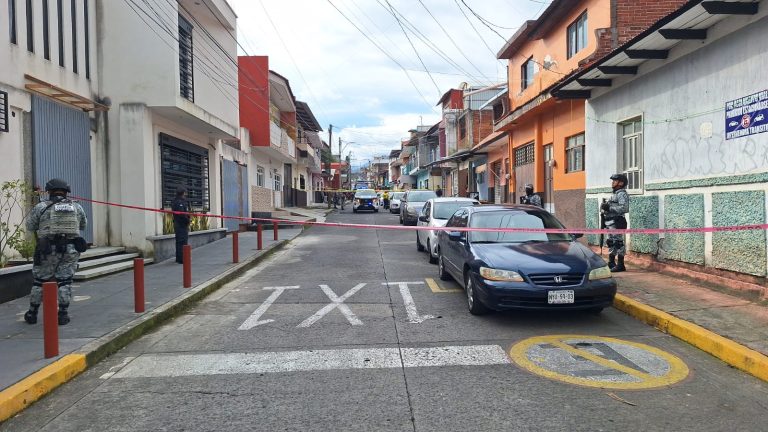 Empistolados balean a un joven frente a su casa, en el Barrio de San Juan Quemado