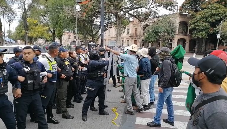 Integrantes del FNLS, agreden a agentes de Policía Morelia