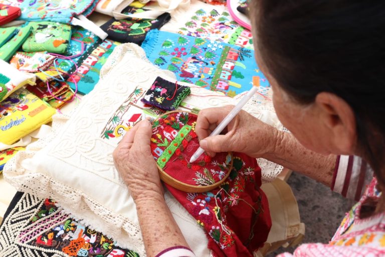 Alfonso Martínez Alcázar invita a disfrutar del bazar de artesanías michoacanas en el Centro de Morelia