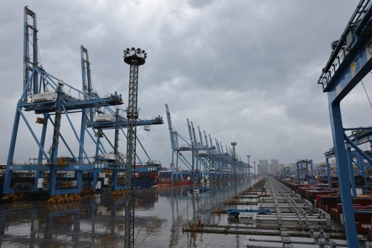 Bedolla visita la terminal automatizada de contenedores del Puerto de Qingdao en China