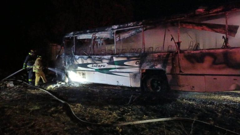 Se incendia camión del transporte público en Zacapu; no hay lesionados