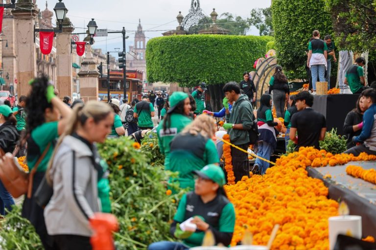 Ayuntamiento, escuelas y grupos sociales, dan vida a la tradición de Día de Muertos