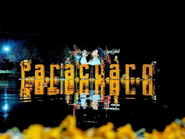 Parácuaro recuerda a Juan Gabriel con un altar en esta Noche de Muertos