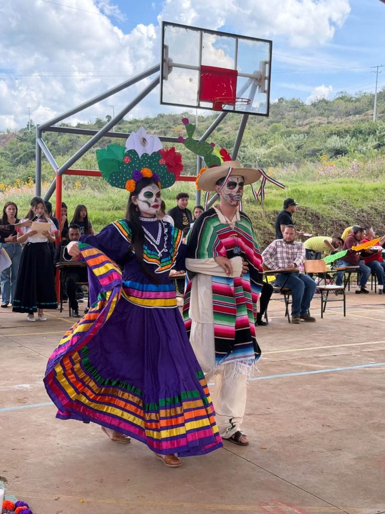 Cecytem impulsa las tradiciones con la instalación de mil altares y tapetes en sus planteles