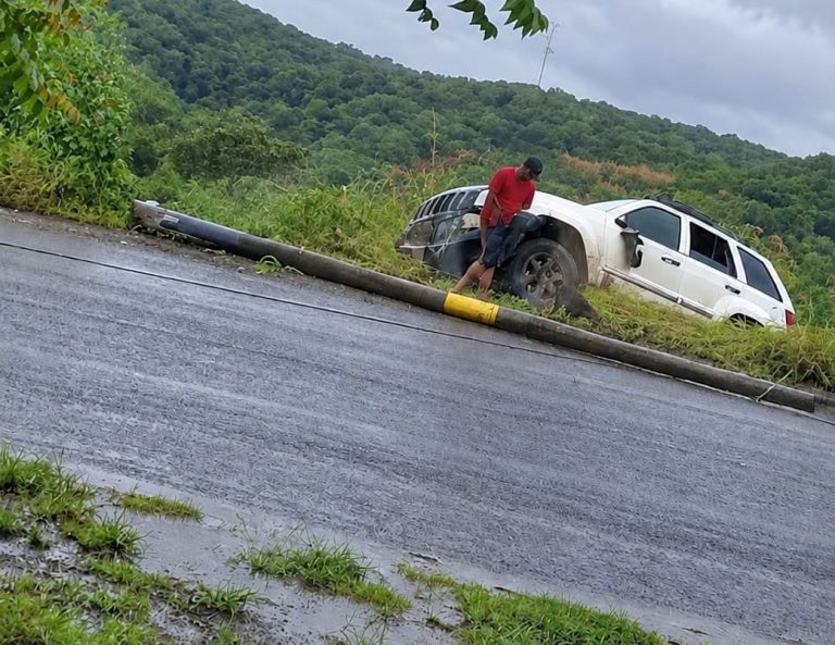Camioneta vuelca en la carretera Apatzingán-Acahuato
