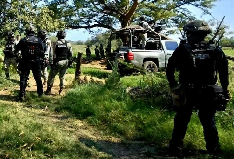 Un muerto y armas aseguradas, tras enfrentamiento armado en Apatzingán