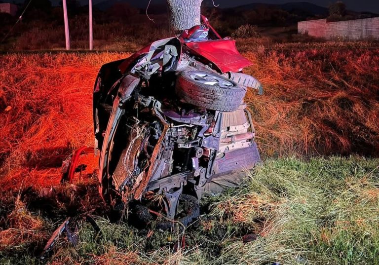 Conductor de camioneta muere tras chocar contra árbol en la carretera Morelia-Pátzcuaro