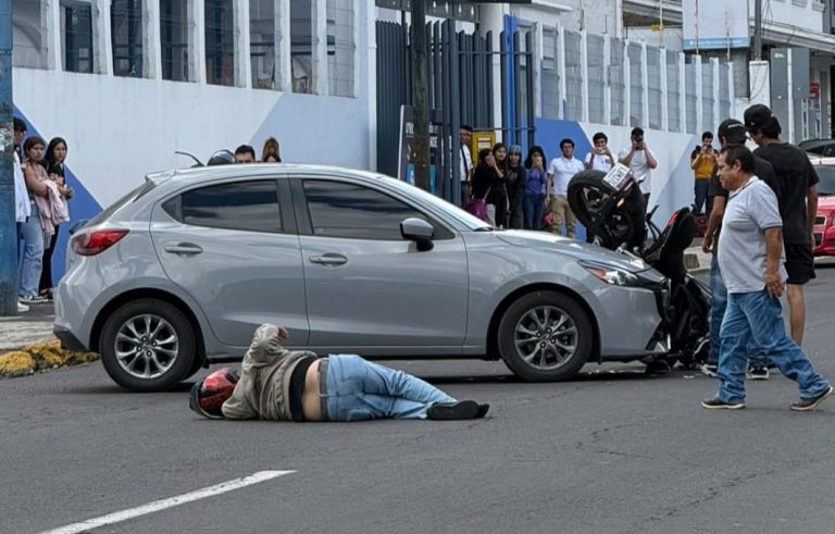 Motociclista herido tras choque contra auto, en Uruapan