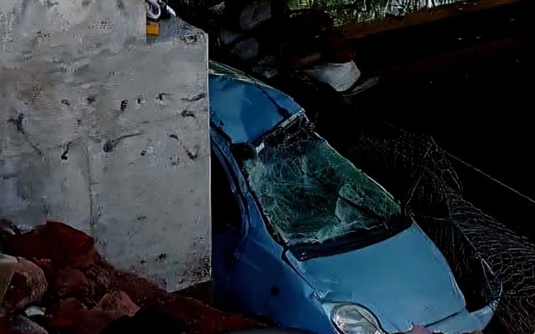 Dos muertos y tres lesionados deja volcadura de automóvil en la Autopista de Occidente