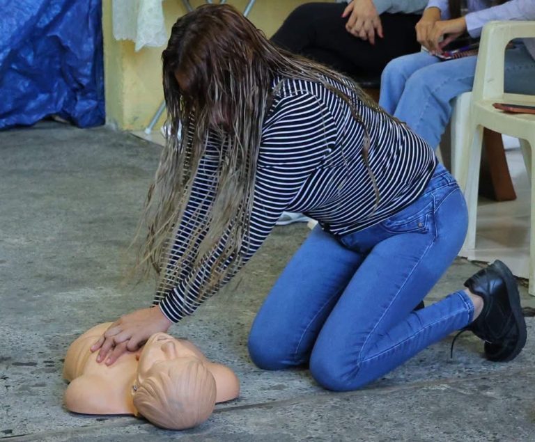 Acercan capacitación en primeros auxilios a vecinos de Lomas de Santiaguito