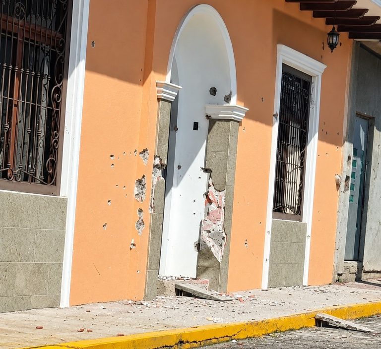 Grupo armado balea dos viviendas en distintos puntos de Parácuaro