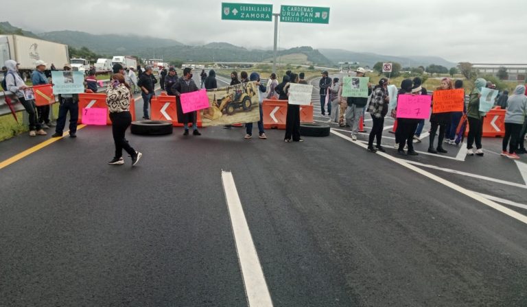 Habitantes de Copándaro bloquean la autopista México-Guadalajara